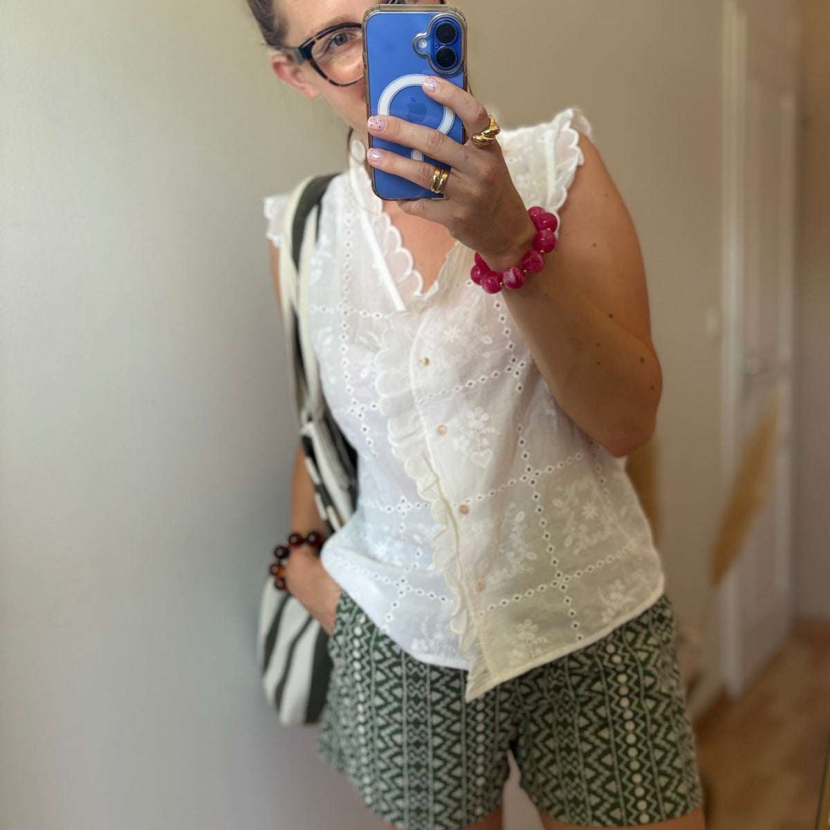 Look Collection H. avec top en dentalle, short et sac de plage