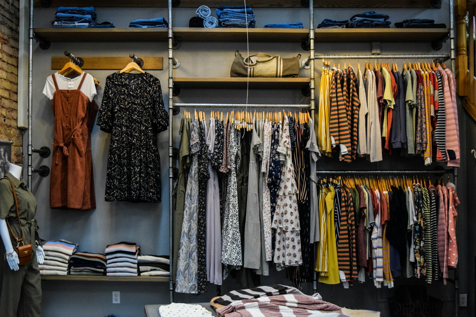 Intérieur showroom — portants de robes et sélection curée