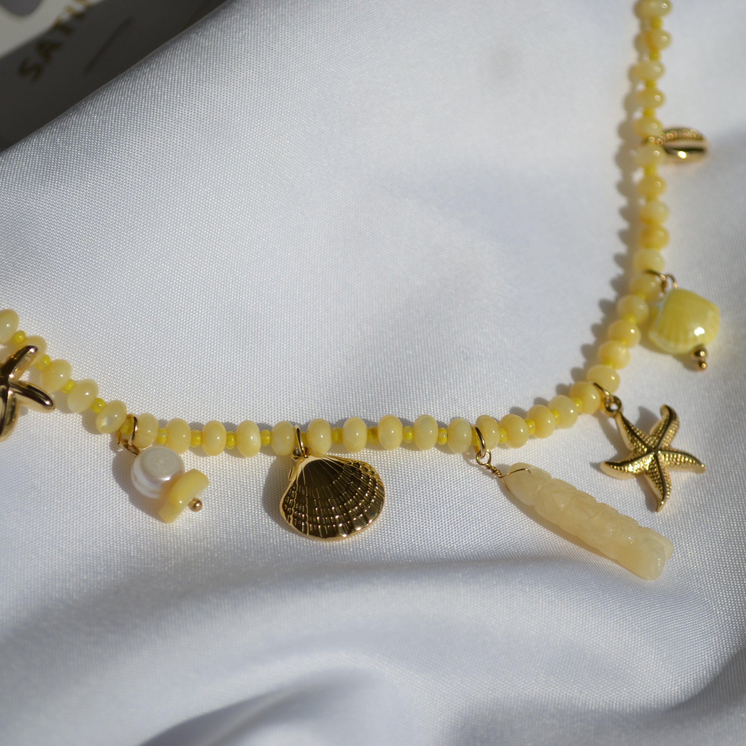 Collier à perle et pendentif — Blanc