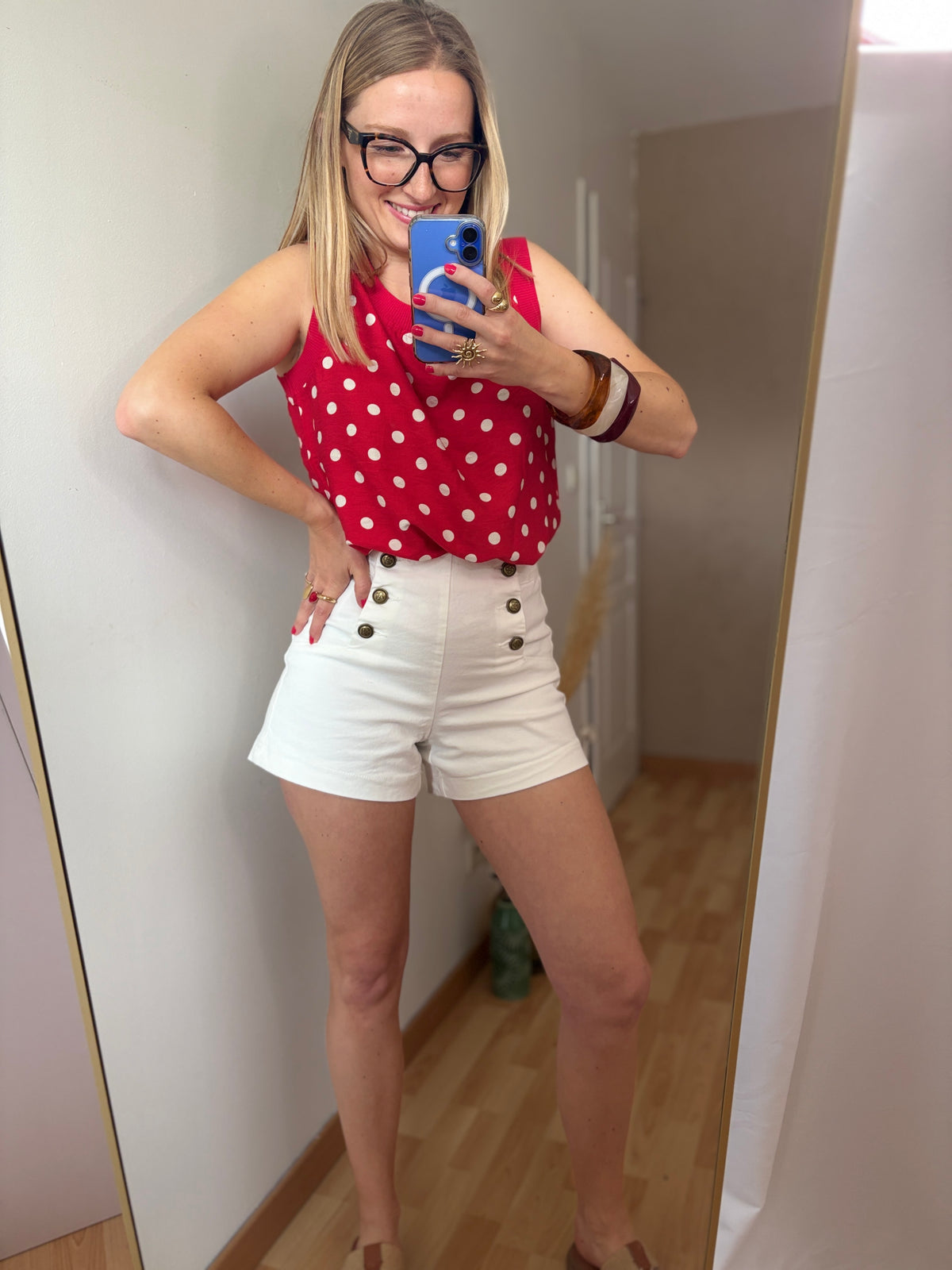 Look Collection H. avec blazer, jupe-short, baskets et bijoux.