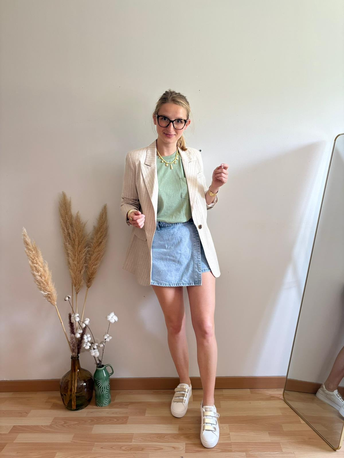 Look Collection H. avec blazer, jupe-short, t-shirt, baskets et bijoux.